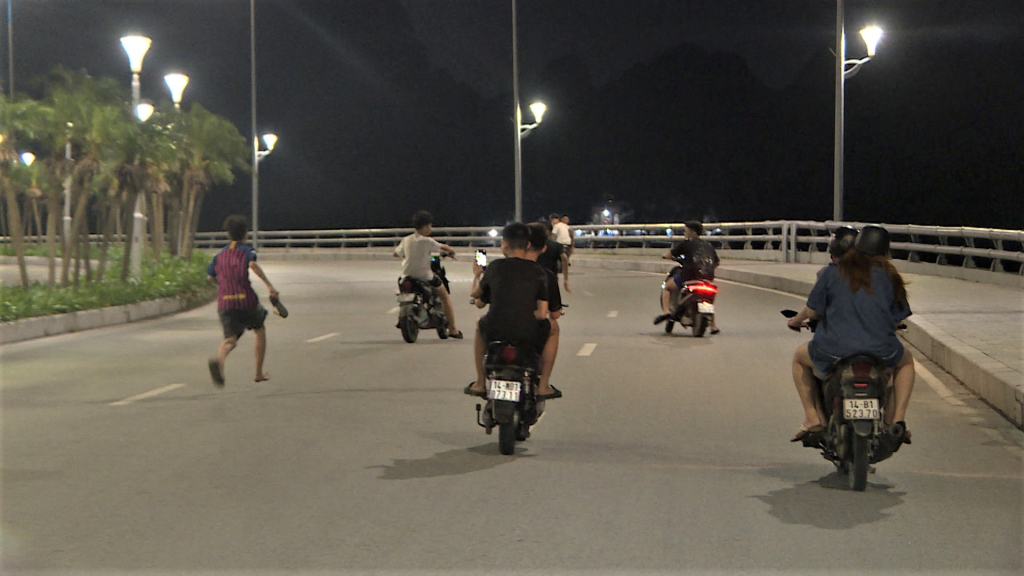 Nhiều nhóm thanh thiếu niên tụ tập vào các khung giờ muộn chạy xe lạng lách, gây mất TTATGT.