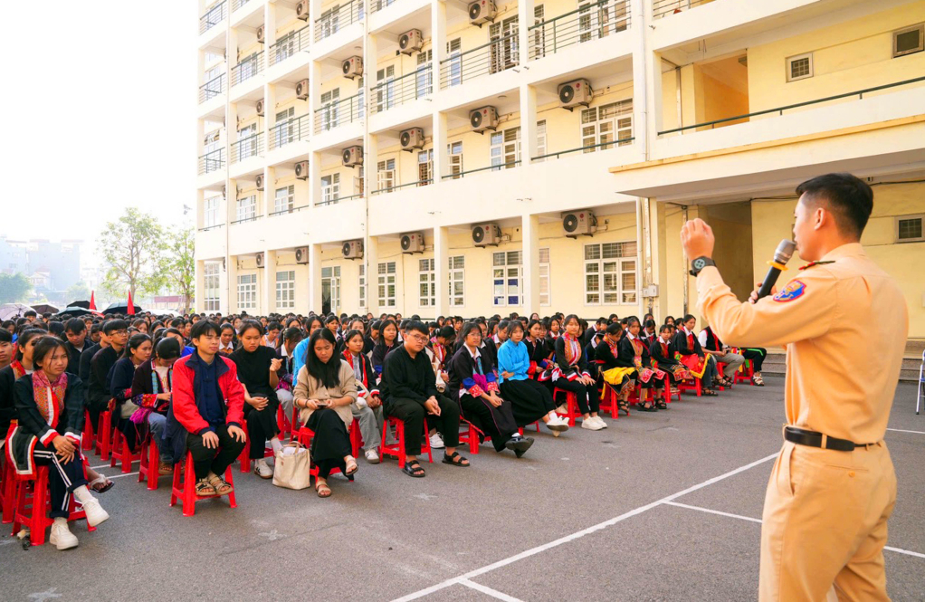 Lực lượng CSGT Công an TP Hạ Long tuyên truyền, nâng cao nhận thức cho học sinh Trường THPT Tân Dân về đảm bảo TTATGT. Ảnh: Hà Phong