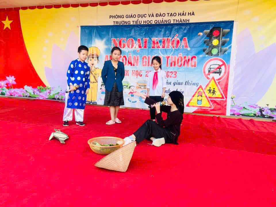 Một buổi ngoại khóa về an toàn giao thông của Trường Tiểu học Quảng Thành (huyện Hải Hà)