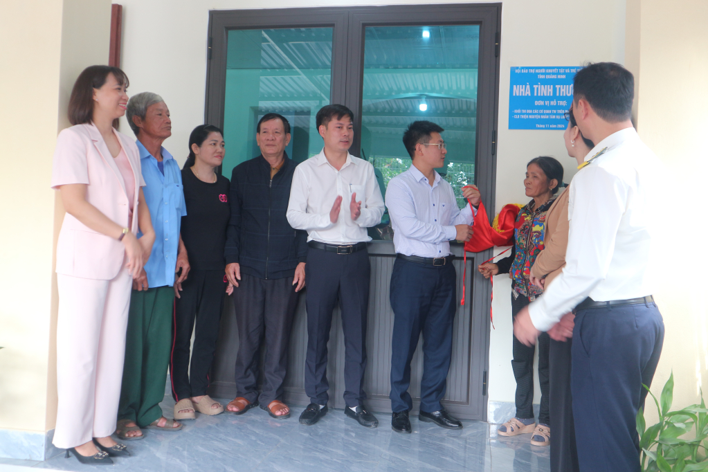 Hội Bảo trợ NKT-TMC tỉnh phối hợp với UBND phường Đức Chính (TP Đông Triều) cùng các nhà hảo tâm trao khánh thành nhà cho hộ gia đình bà Đỗ Thị Xuân ở khu Trạo Hà, phường Đức Chính (TP Đông Triều).