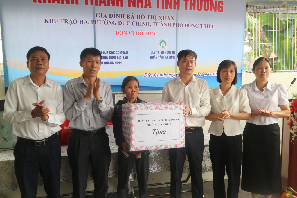 UBND phường Đức Chính tặng quà cho bà Đỗ Thị Xuân