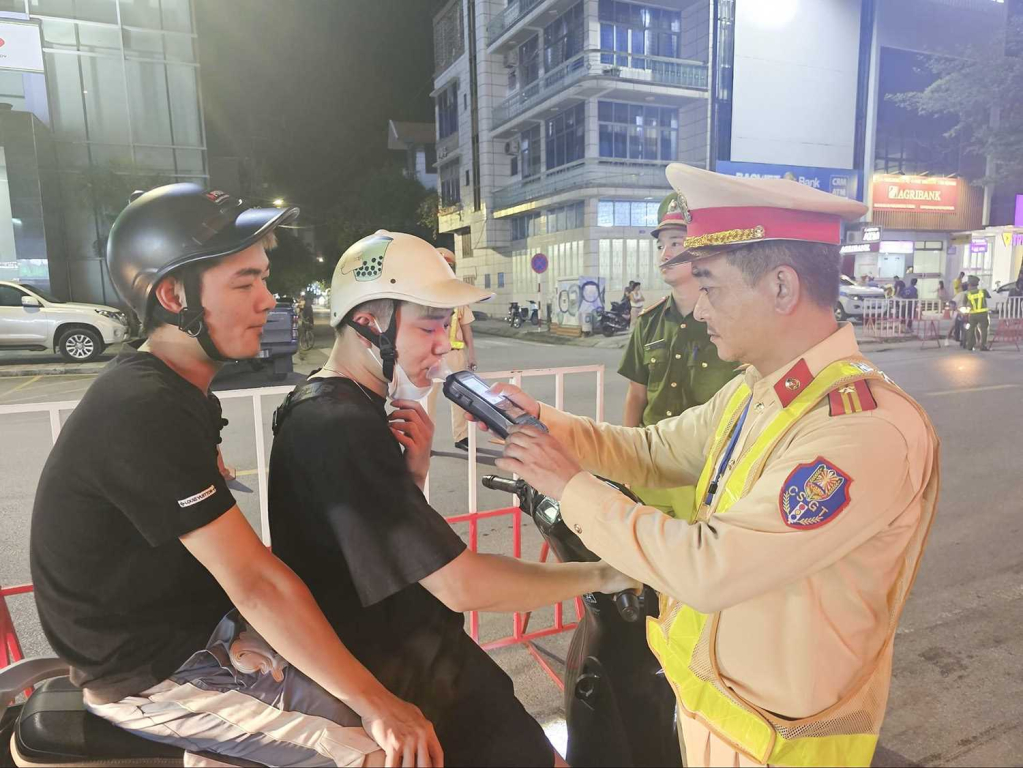 Lực lượng CSGT, Công an TP Uông Bí kiểm tra nồng độ cồn tại đường Quang Trung, TP Uông Bí.