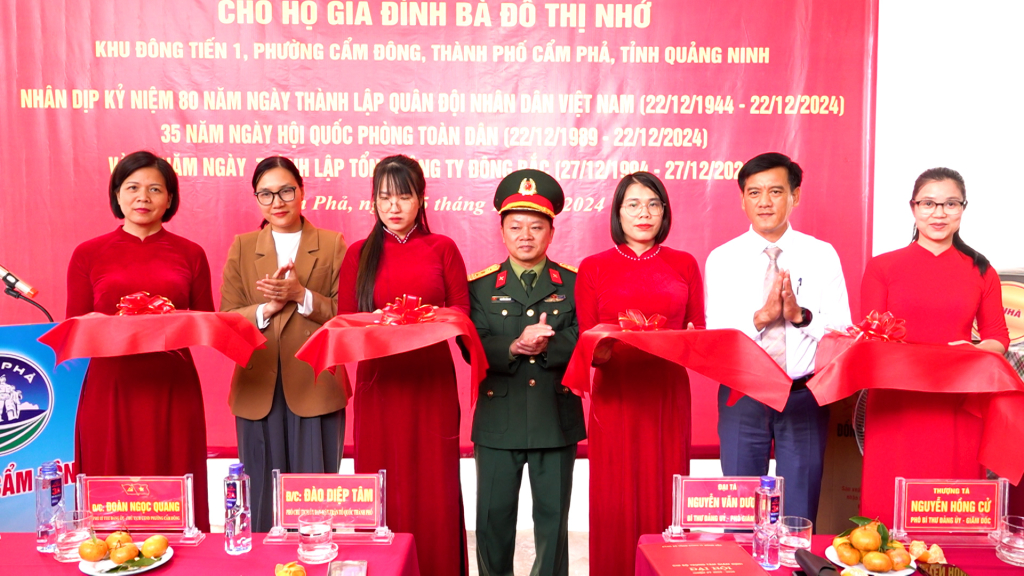 Lãnh đạo Trung tâm Giám định - Tổng Công ty Đông Bắc cắt băng khánh thành và bàn giao nhà cho gia đình bà Đỗ Thị Nhở