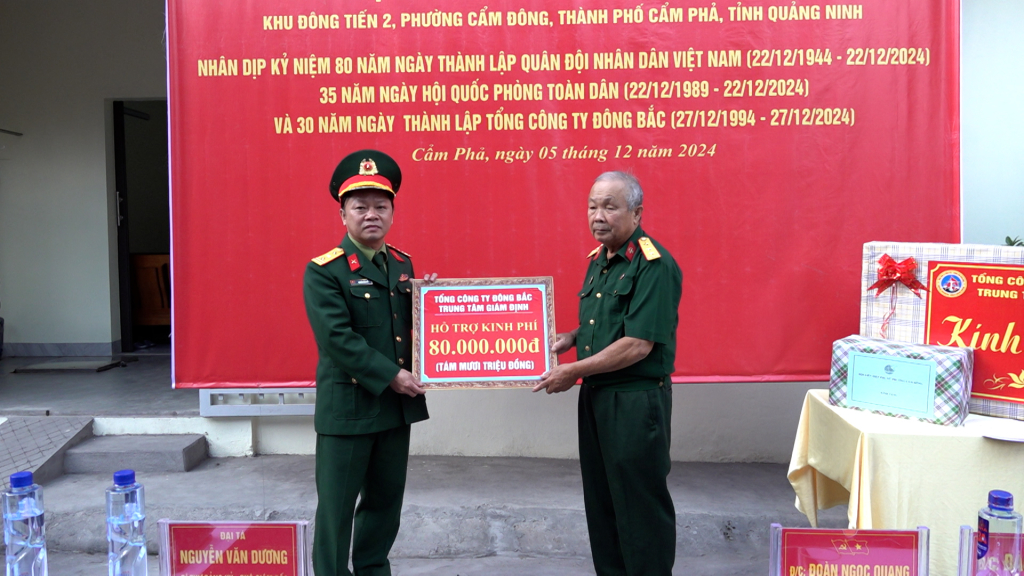 Lãnh đạo Trung tâm Giám định - Tổng Công ty Đông Bắc bàn giao kinh phí hỗ trợ cho gia đình ông Nguyễn Quyết Chiến.