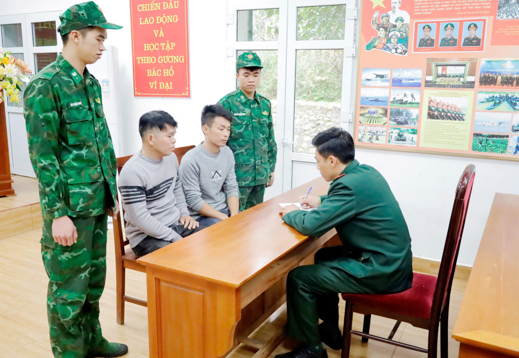 Cán bộ Đồn Biên phòng Bắc Sơn lấy lời khai đối tượng.