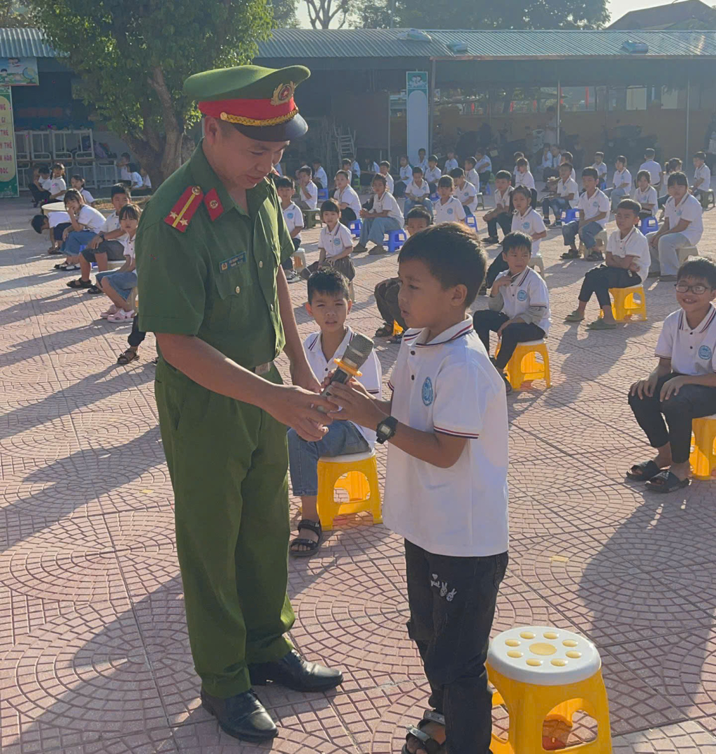 Công an huyện Hải Hà tổ chức tuyên truyền Luật Giao thông đường bộ cho học sinh