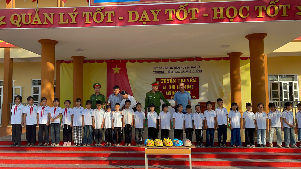 Công an xã Quảng Chính phối hợp với Trường tiểu học Quảng Chính tuyên truyền Luật Giao thông đường bộ và tặng mũ bảo hiểm cho học sinh