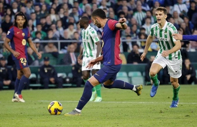 Ferran Torres là cầu thủ dự bị hiếm hoi chơi ổn, trong trận hòa 2-2 của Barca trước Betis