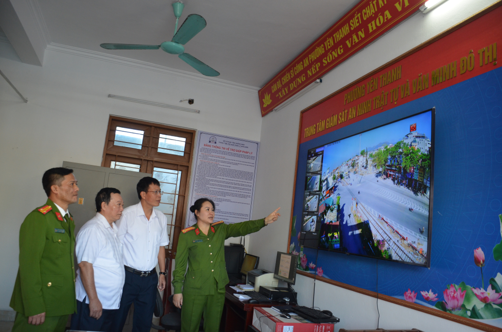 Theo dõi hình ảnh camera an ninh trên địa bàn phường Yên Thanh, TP Uông Bí.