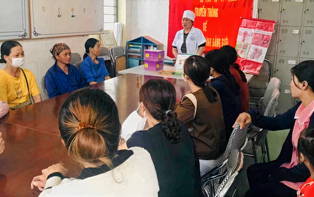 Hội KHHGĐ tỉnh tuyên truyền về bình đẳng giới-KHHGĐ tại xã Hà Lâu (huyện Tiên Yên).
