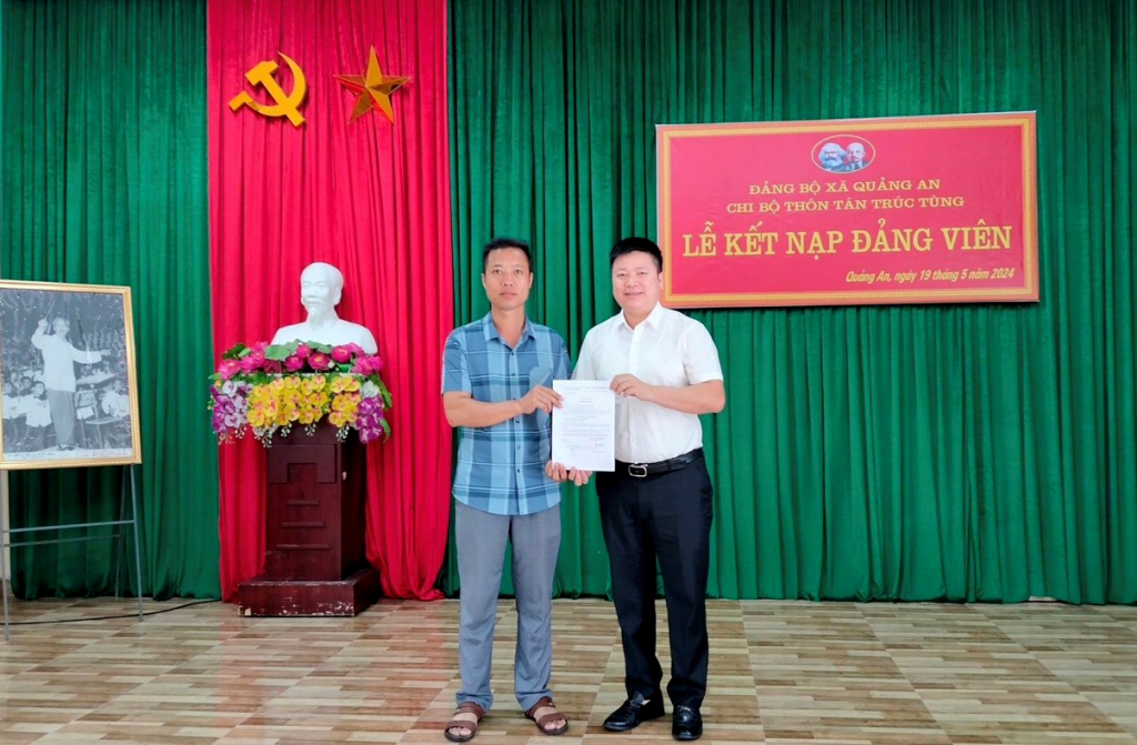 Đồng chí Đào Biên Thùy, Phó Chủ tịch Thường trực HĐND huyện trao Quyết định kết nạp Đảng cho đảng viên mới Chi bộ thôn Tán Trúc Tùng, xã Quảng An, huyện Đầm Hà. Ảnh Trung tâm TT&VH Đầm Hà.