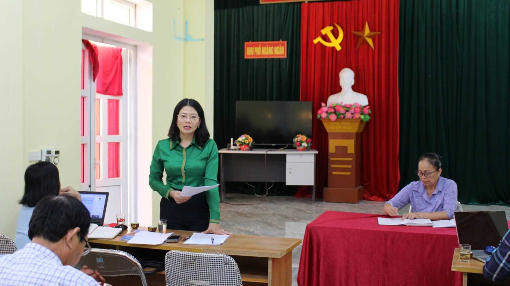 Đồng chí Đỗ Thị Ninh Hường, Bí thư Huyện ủy, dự sinh hoạt chi bộ phố Hoàng Ngân, thị trấn Đầm Hà, huyện Đầm Hà. Ảnh: Trung tâm TT&VH Đâm Hà