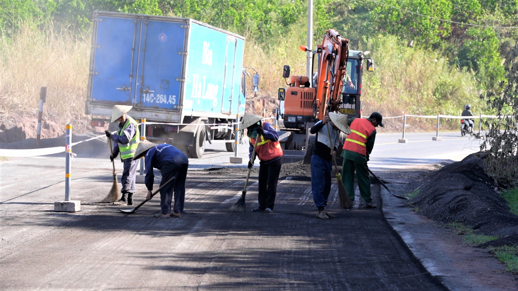 Trong tháng 12 này sẽ hoàn thành việc xử lý 7 điểm tiềm ẩn TNGT trên Quốc lộ 18 qua các địa phương miền Đông của tỉnh.