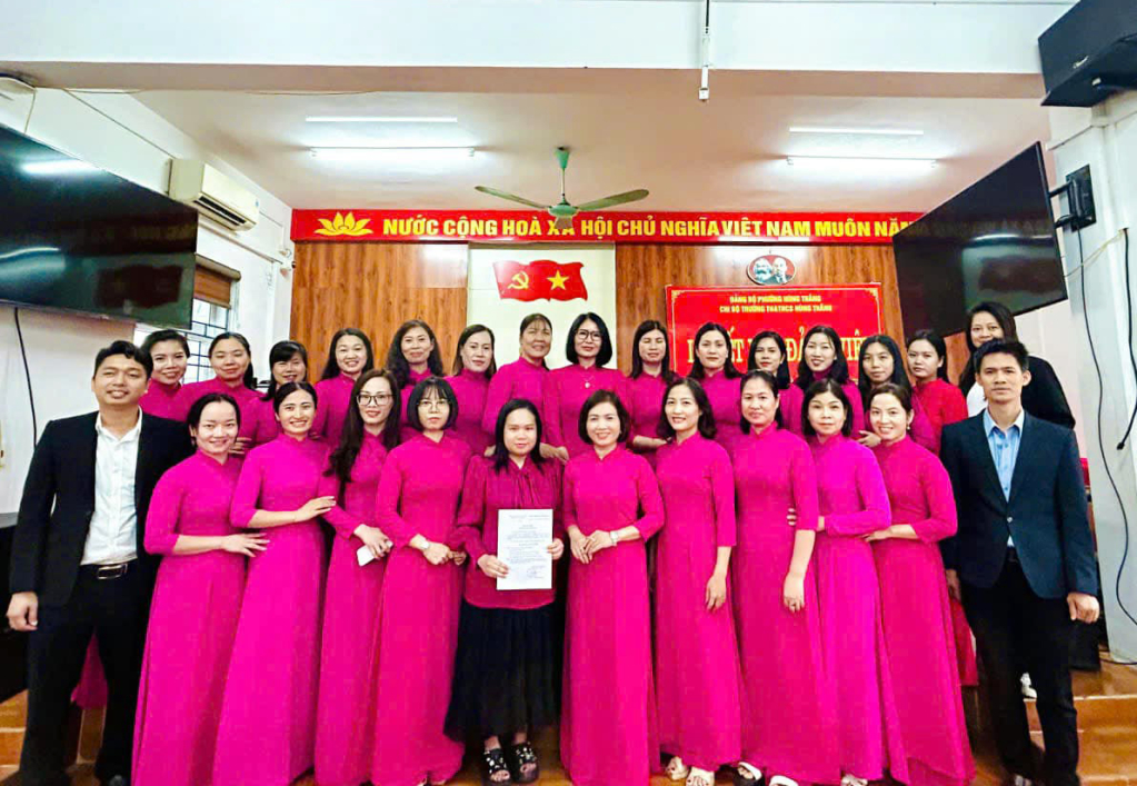 Chi bộ Trường TH&THCS Hùng Thắng (TP Hạ Long) tổ chức lễ kết nạp đảng viên mới, tháng 12/2024.