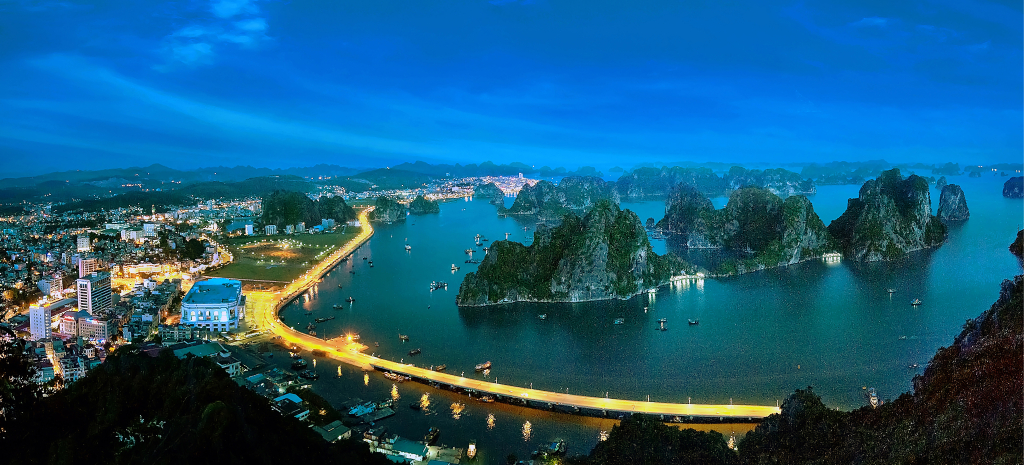 Những đảo đá ở Hạ Long được hình dung như đàn rồng chầu vào vùng than.