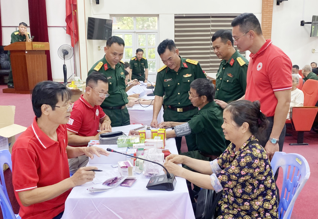 Chi hội CCB Hội Chữ thập đỏ tỉnh cùng lãnh đạo Bộ CHQS tỉnh thăm hỏi, động viên các thương, bệnh binh, gia đình chính sách được khám bệnh, tư vấn sức khỏe tại TX Đông Triều tháng 7/2024.