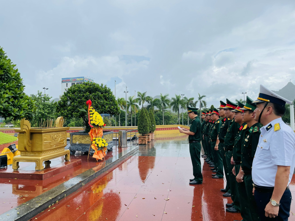 Hội CCB Khối các cơ quan tỉnh tổ chức dâng hương tại Đài tưởng niệm các anh hùng liệt sĩ và tượng đài đồng chí Vũ Văn Hiếu (TP Hạ Long), tháng 7/2024.