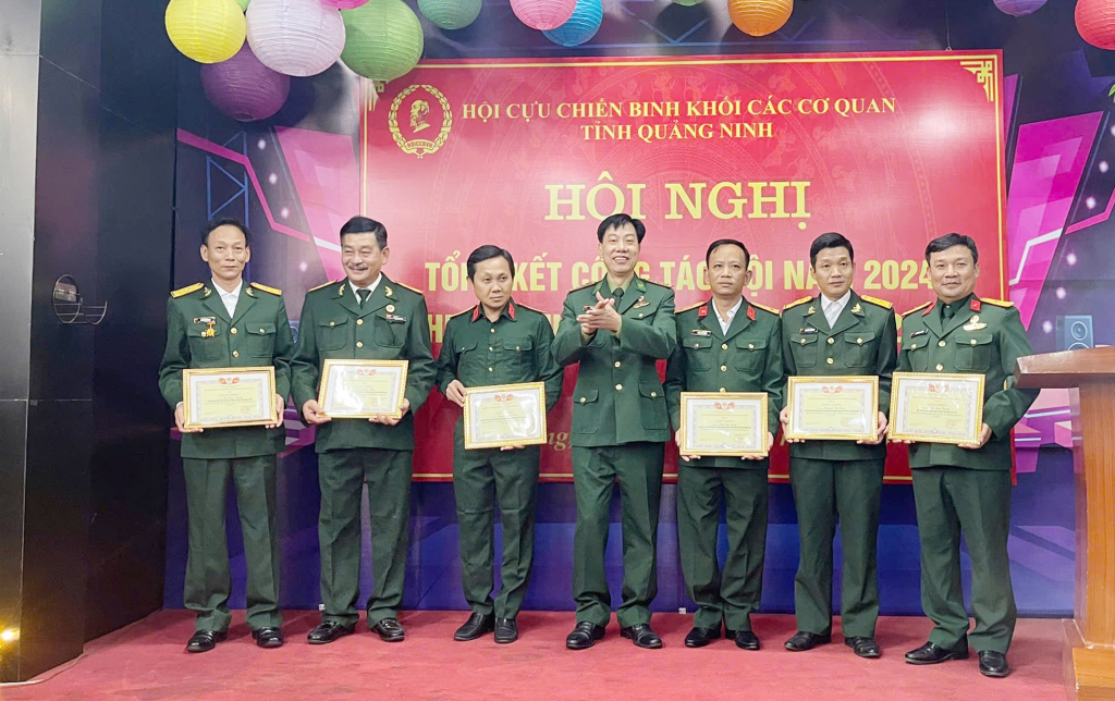 Hội CCB Khối các cơ quan tỉnh tặng giấy khen cho các CCB có thành tích xuất sắc trong phong trào thi đua năm 2024.