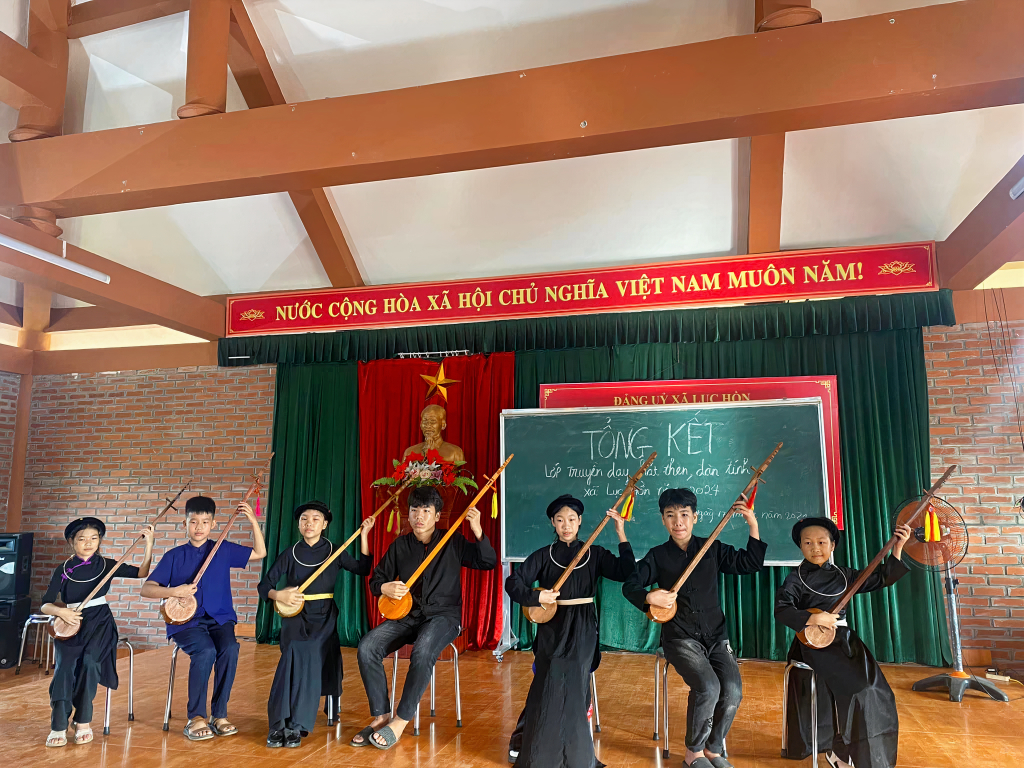 Đoàn Thanh niên xã Lục Hồn (huyện Bình Liêu) phối hợp với Trung tâm Học tập cộng đồng xã mở lớp dạy hát then, đàn tính cho thanh, thiếu nhi trên địa bàn.