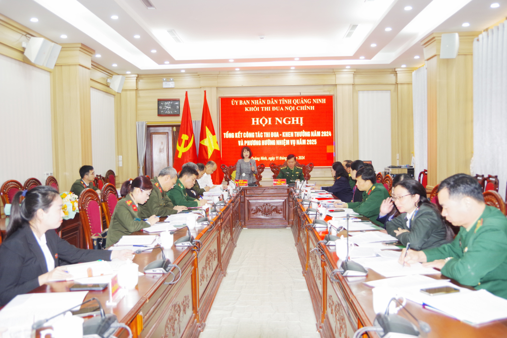 Đồng chí Phạm Thị Thuỳ Hương, Phó giám đốc Sở Nội vụ phát biểu tại hội nghị. 