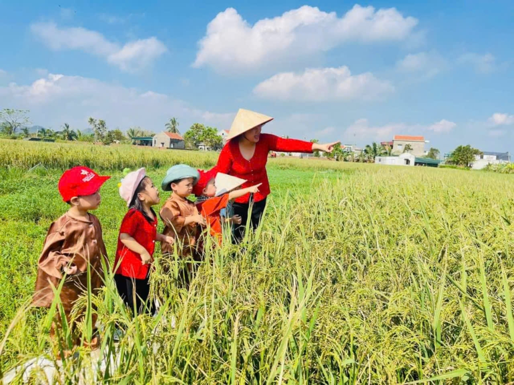 Học sinh Trường mầm non Hoa Lan – STEM Education trong một buổi học ngoại khoá.