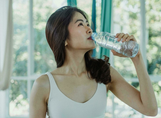 Duy trì đủ nước cũng quan trọng bởi nước giúp đào thải độc tố và ngăn ngừa sỏi thận. Ảnh: Pexels
