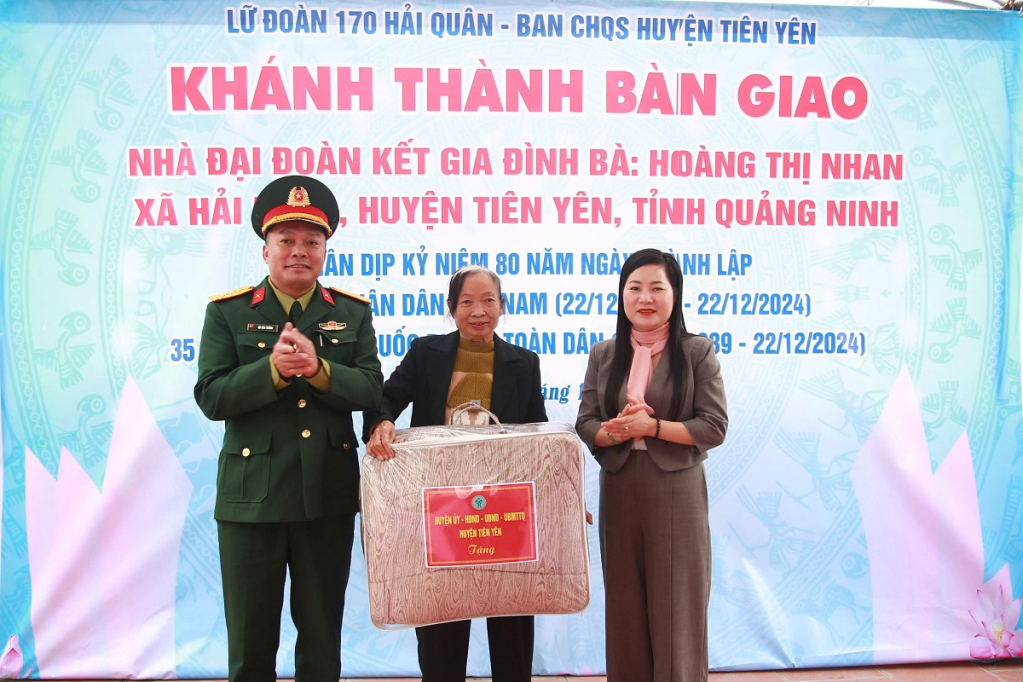 Lãnh đạo MTTQ và các tổ chức chính trị xã hội huyện và Ban CHQS huyện tặng quà cho gia đình bà Hoàng Thị Nhan nhân dịp khánh thành nhà mới.