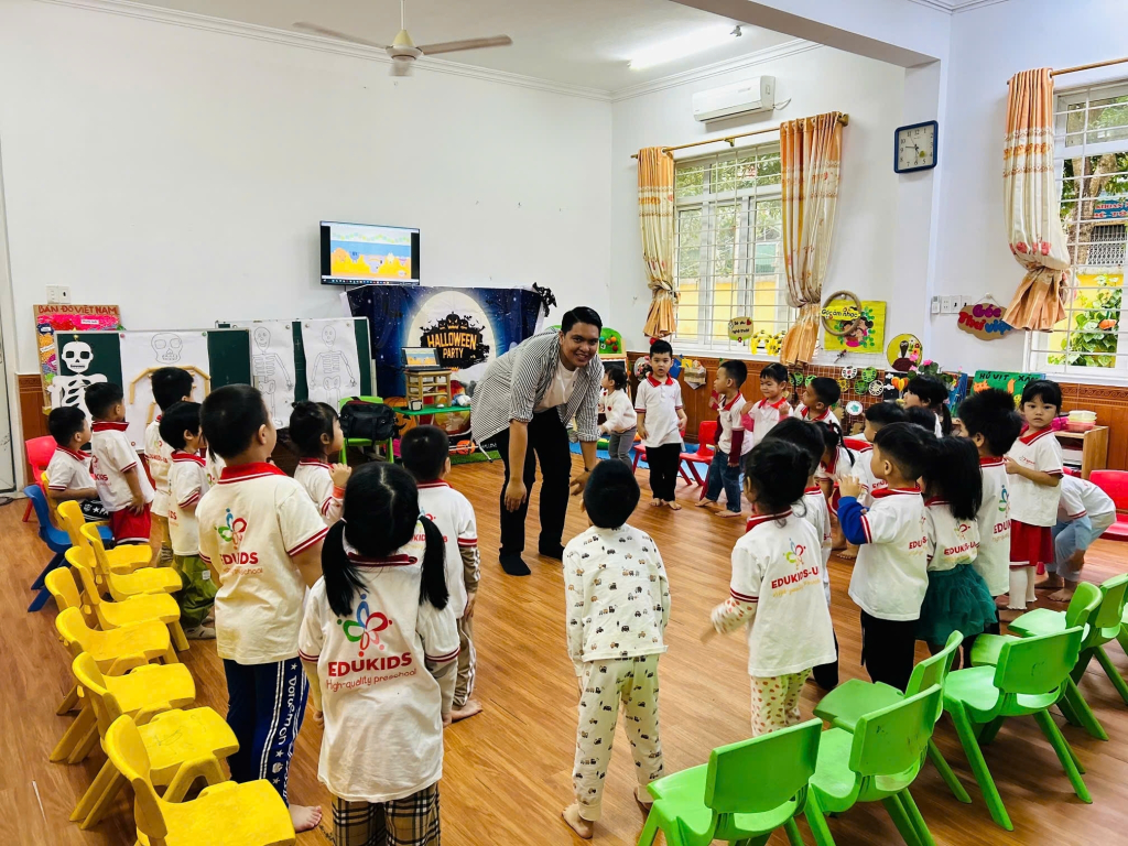 Một tiết học tiếng Anh đầy cảm hứng của thầy và trò Trường Mầm non Edukids Uông Bí.