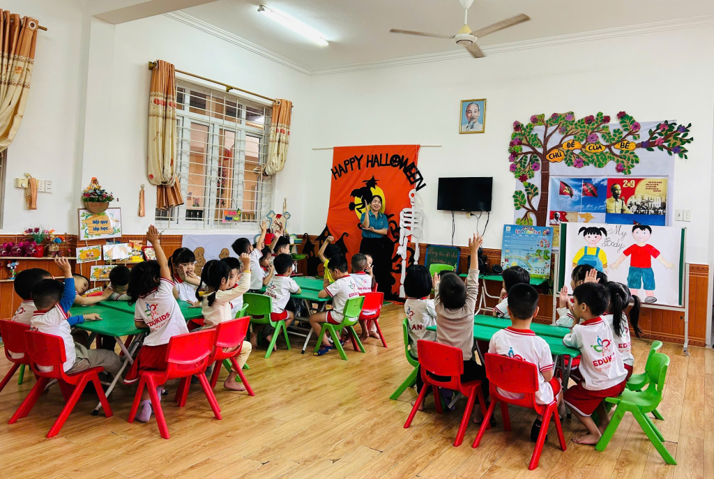 Hiện 100% các trường mầm non trên địa bàn đều tiếp cận phương pháp dạy và học hiện đại, mang lại những tiết học thú vị cho trẻ.