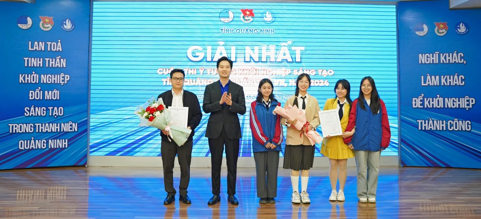 Tỉnh Đoàn trao giải nhất cho các tác giả tại chung kết Cuộc thi