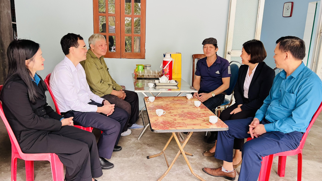 Tết đến Xuân về là dịp để các đơn vị chăm lo, tri ân người lao động (Trong ảnh: Lãnh đạo và Công đoàn Công ty Than Mạo Khê thăm gia đình công nhân có hoàn cảnh khó khăn).