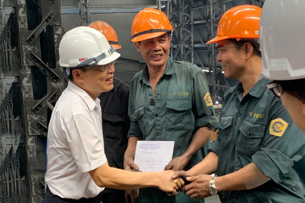 Sự quan tâm kịp thời đến người lao động vào dịp lễ Tết sẽ giúp không có ai bị bỏ lại phía sau. (Công đoàn Công ty Tuyển than Cửa Ông thăm và động viên người lao động tại vị trí làm việc giúp người lao động hoàn thành nhiệm vụ năm).