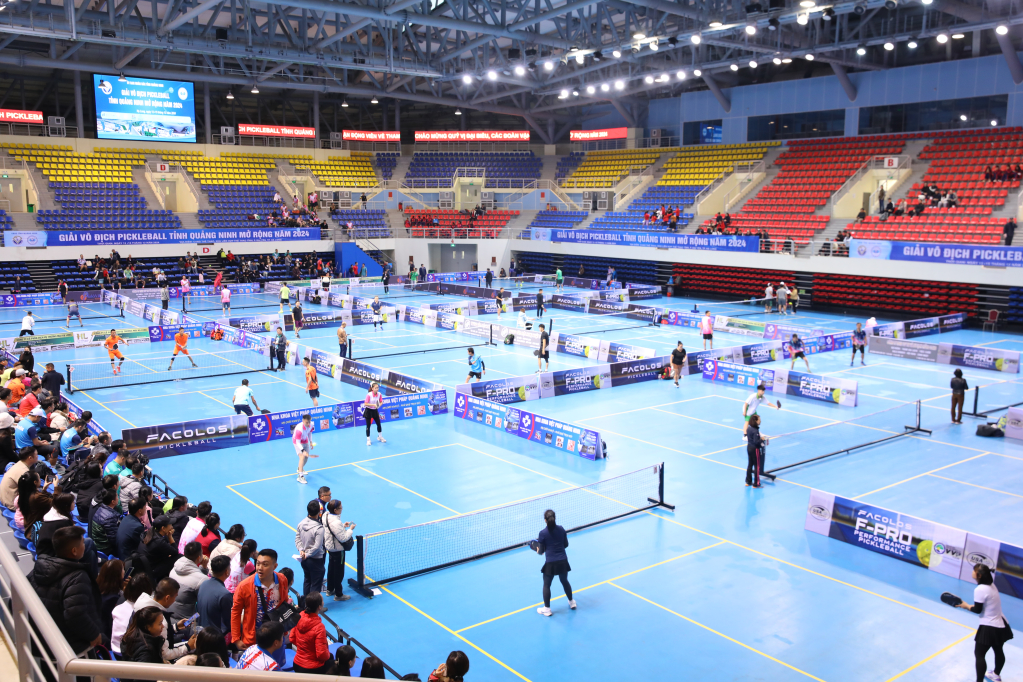 Các trận đấu Pickleball diễn ra hấp dẫn thu hút đông đảo người xem, cổ vũ.