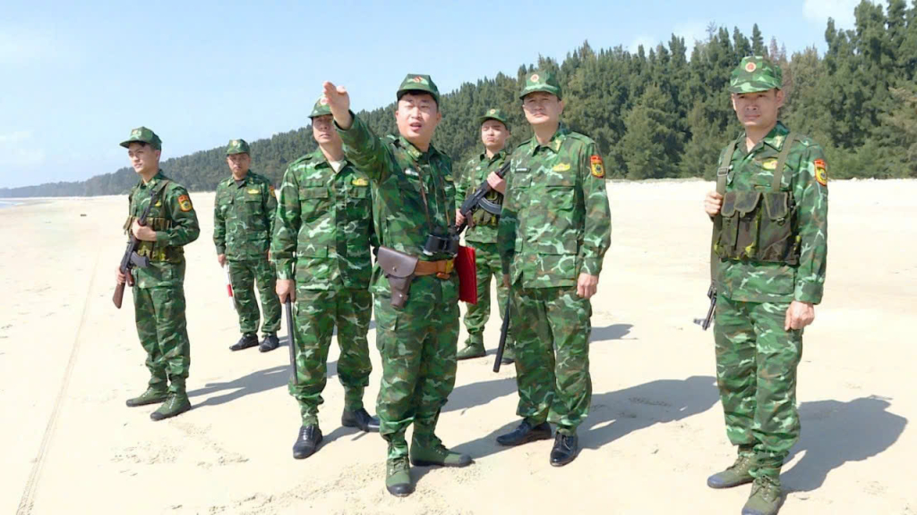 Đại úy Trần Xuân Khang cùng CBCS Đồn Biên phòng Trà Cổ tuần tra khu vực biên giới