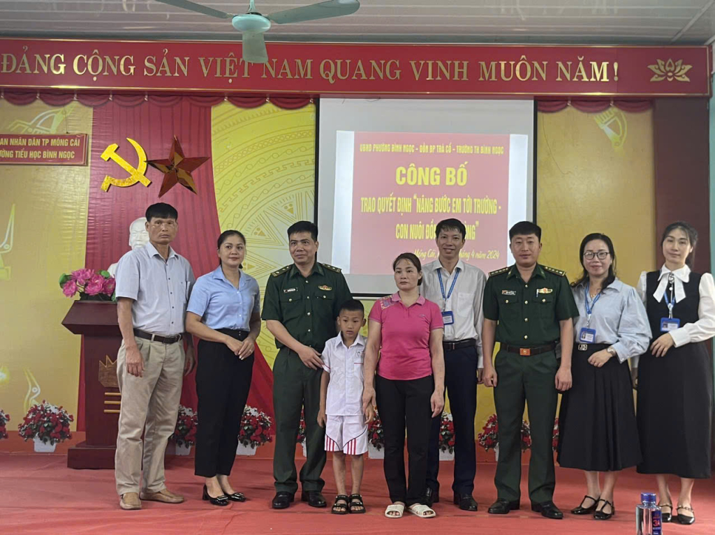 Đại úy Trần Xuân Khang cùng CBCS Đồn iên phòng Trà Cổ tặng quà cho gia đình chính sách và học sinh có hoàn cảnh khó khăn tại phường Bình Ngọc (Móng Cái)