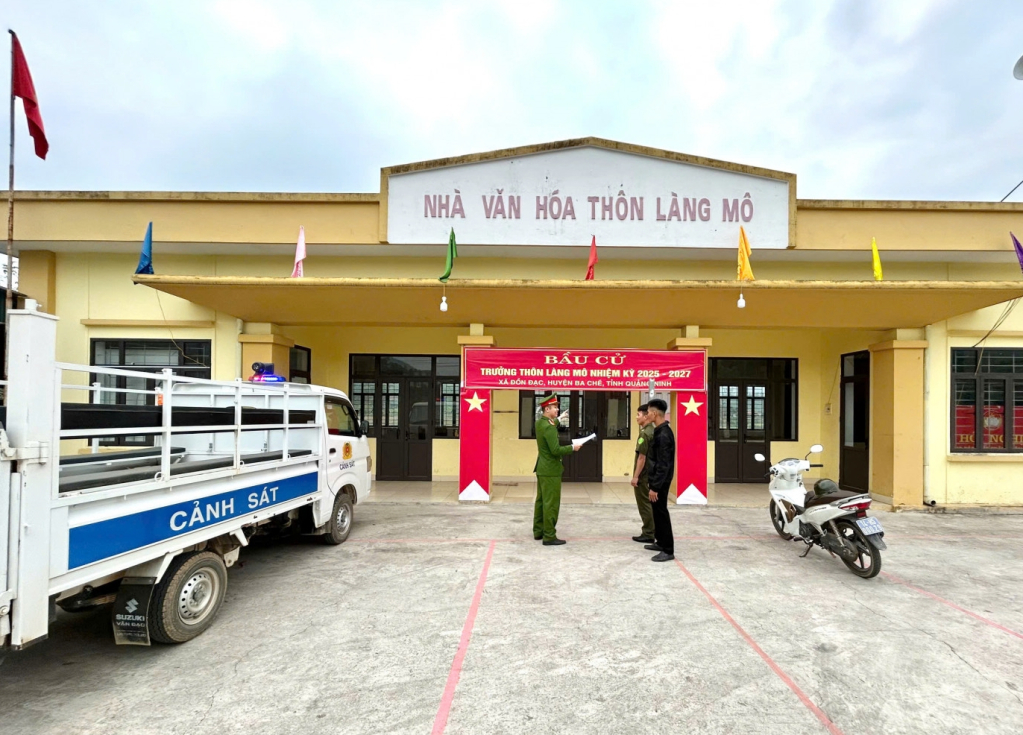 Công an xã Đồn Đạc (huyện Ba Chẽ) hướng dẫn lực lượng tham gia bảo vệ ANTT ở cơ sở bảo vệ điểm bầu cử tại thôn Làng Mô. Ảnh: Phương Linh.