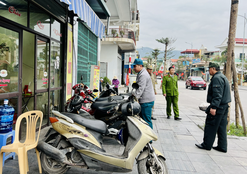 Công an phường Cẩm Thủy (TP Cẩm Phả) tuần tra, đảm bảo ANTT địa bàn trong dịp bầu cử.
