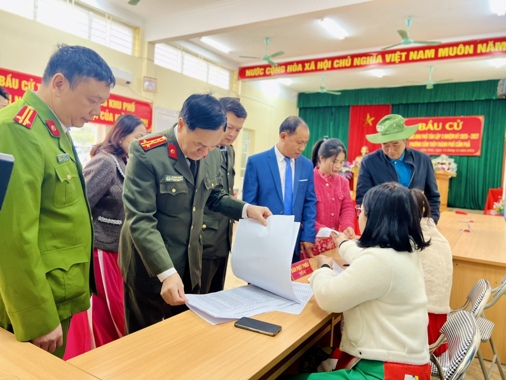 Lãnh đạo Công an TP Cẩm Phả kiểm tra công tác đảm bảo ANTT bầu cử.