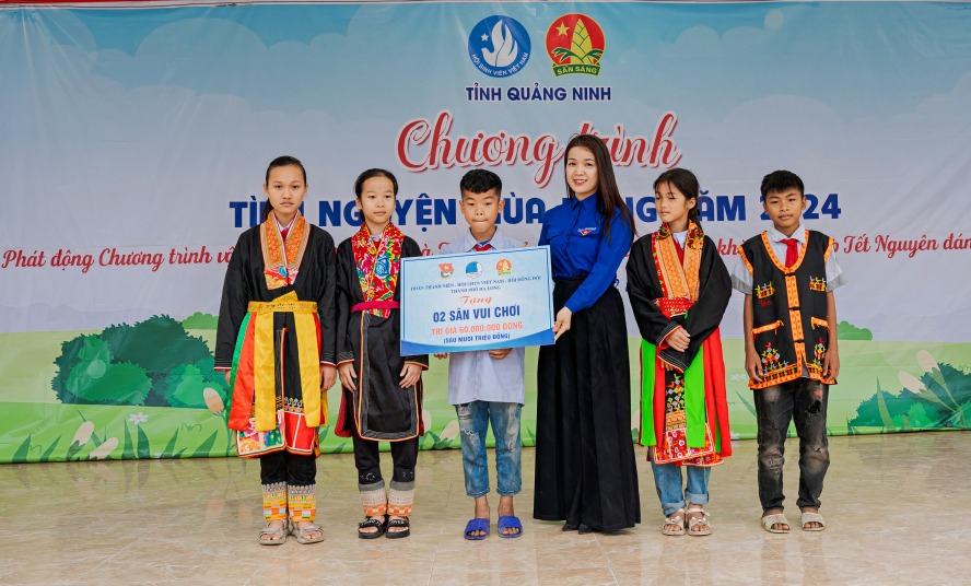 Tỉnh Đoàn trao tặng sân vui chơi cho trẻ em tại trường TH-THCS Hòa Bình (TP Hạ Long).