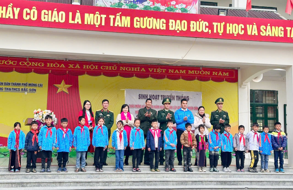 Các đại biểu và các em học sinh tham gia buổi sinh hoạt chụp anh lưu niệm.