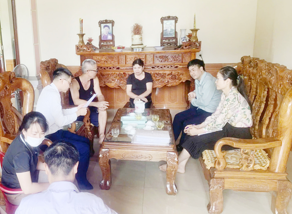 Cán bộ xã Dương Huy thường xuyên xuống địa bàn để nắm tình hình đời sống, tư tưởng của nhân dân.