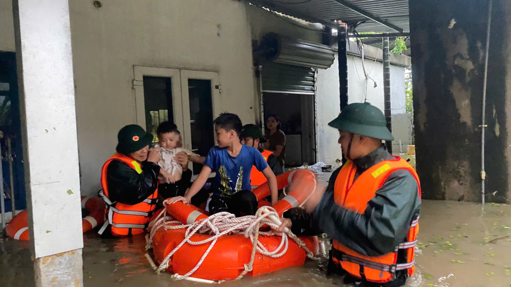  CBCS Bộ Chỉ huy quân sự TP Uông Bí, ứng cứu, sơ tán các hộ dân vùng ngập lụt trong cơn báo số 3 tại khu 9, phường Quang Trung TP Uông Bí đến nơi an toàn. Ảnh: Trúc Linh