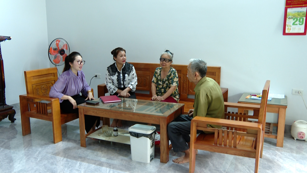 Vợ chồng ông Lê Văn Nhân ở khu Hải Sơn 1, phường Cẩm Đông, TP Cẩm Phả  tiếp khách trong ngôi nhà mới được xây dựng trong năm 2024 nhờ một phần kinh phí hỗ trợ của địa phương.