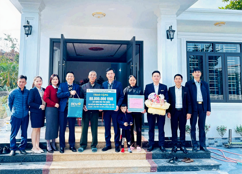 Công đoàn Ngân hàng BIDV (Chi nhánh Cẩm Phả) phối hợp với huyện Vân Đồn trao hỗ trợ kinh phí xây nhà cho gia đình ông Nguyễn Văn Cần (Khu 1,thị trấn Cái Rồng, huyện Vân Đồn).