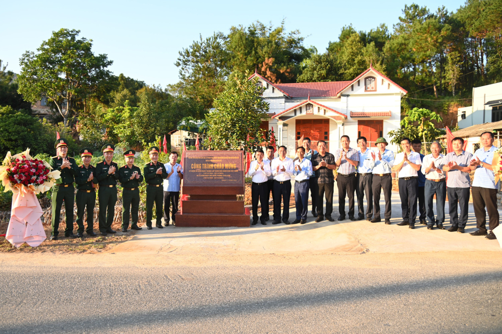 Bộ CHQS tỉnh phối hợp với Ban CHQS Tập đoàn Công nghiệp Than - Khoáng sản Việt Nam và huyện Bình Liêu khánh thành công trình đường giao thông thôn Nà Tào, xã Đồng Tâm.