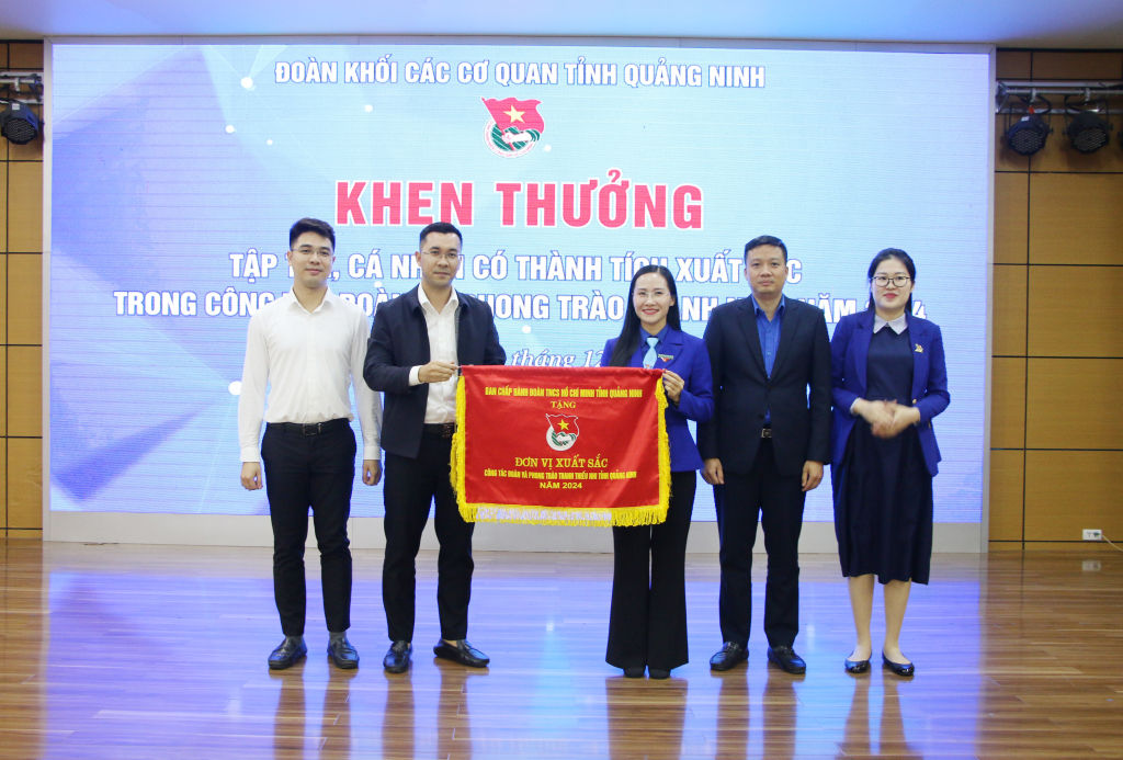 Đoàn Khối vinh dự nhận cờ thi đua Đơn vị xuất sắc công tác Đoàn và phong trào thanh thiếu nhi tỉnh Quảng Ninh năm 2024