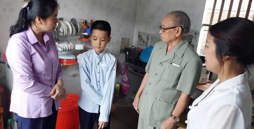 Ông Nguyễn Huy Ninh đến thăm nhà cháu Phạm Trung Hiếu, khu Đường Ngang, phường Minh Thành, TX Quảng Yên.