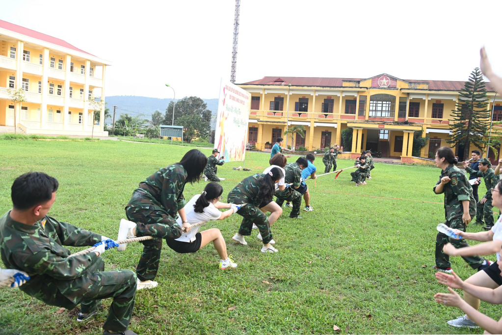 Bên cạnh nội dung chính khóa, các học viên tham gia các lớp bồi dưỡng kiến thức QP-AN còn tham gia các chương trình ngoại khóa, tạo sự gắn kết.