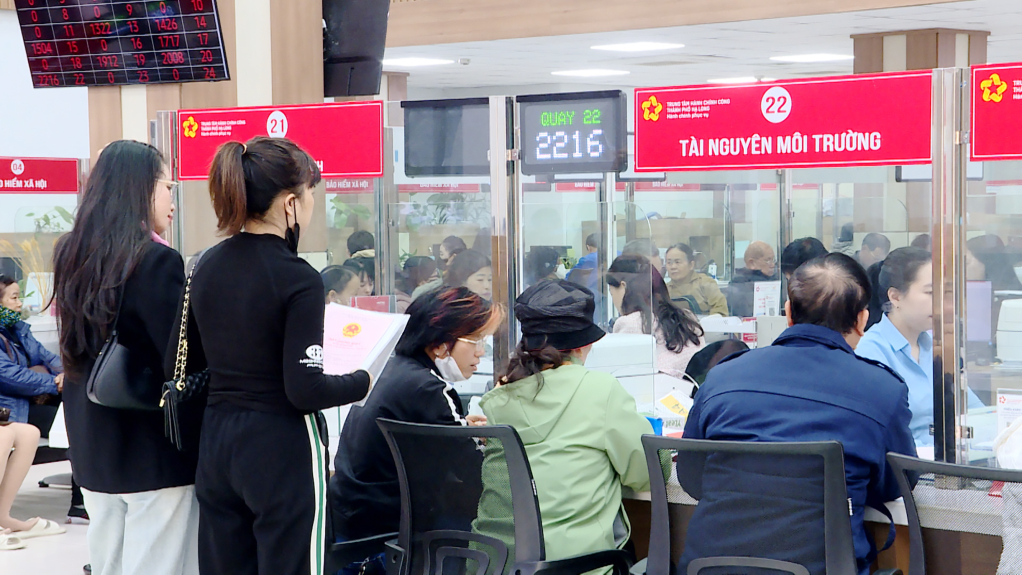 Công dân tới làm thủ tục hành chính về đất đai tại Trung tâm Hành chính công thành phố Hạ Long