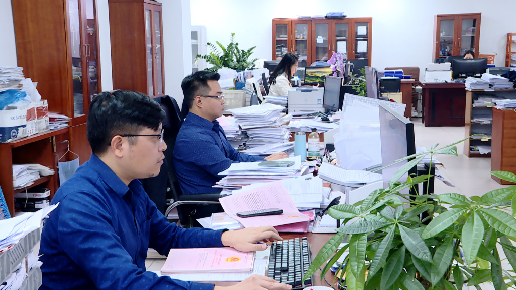 Cán bộ Văn phòng đăng ký đất đai Chi nhánh Hạ Long giải quyết hồ sơ đất đai cho nhân dân